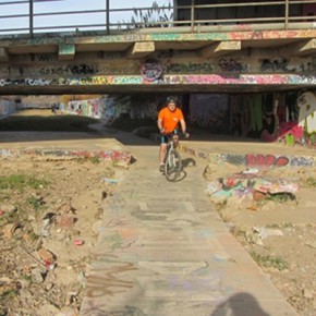 El carril bici desde Viladecans a la playa. Paseo ameno o andanza arriesgada. El carril bici desde Viladecans a la playa. Paseo ameno o andanza arriesgada.
